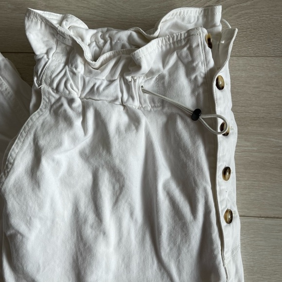 White pants with buttons and drawstring - Picture 2 of 3